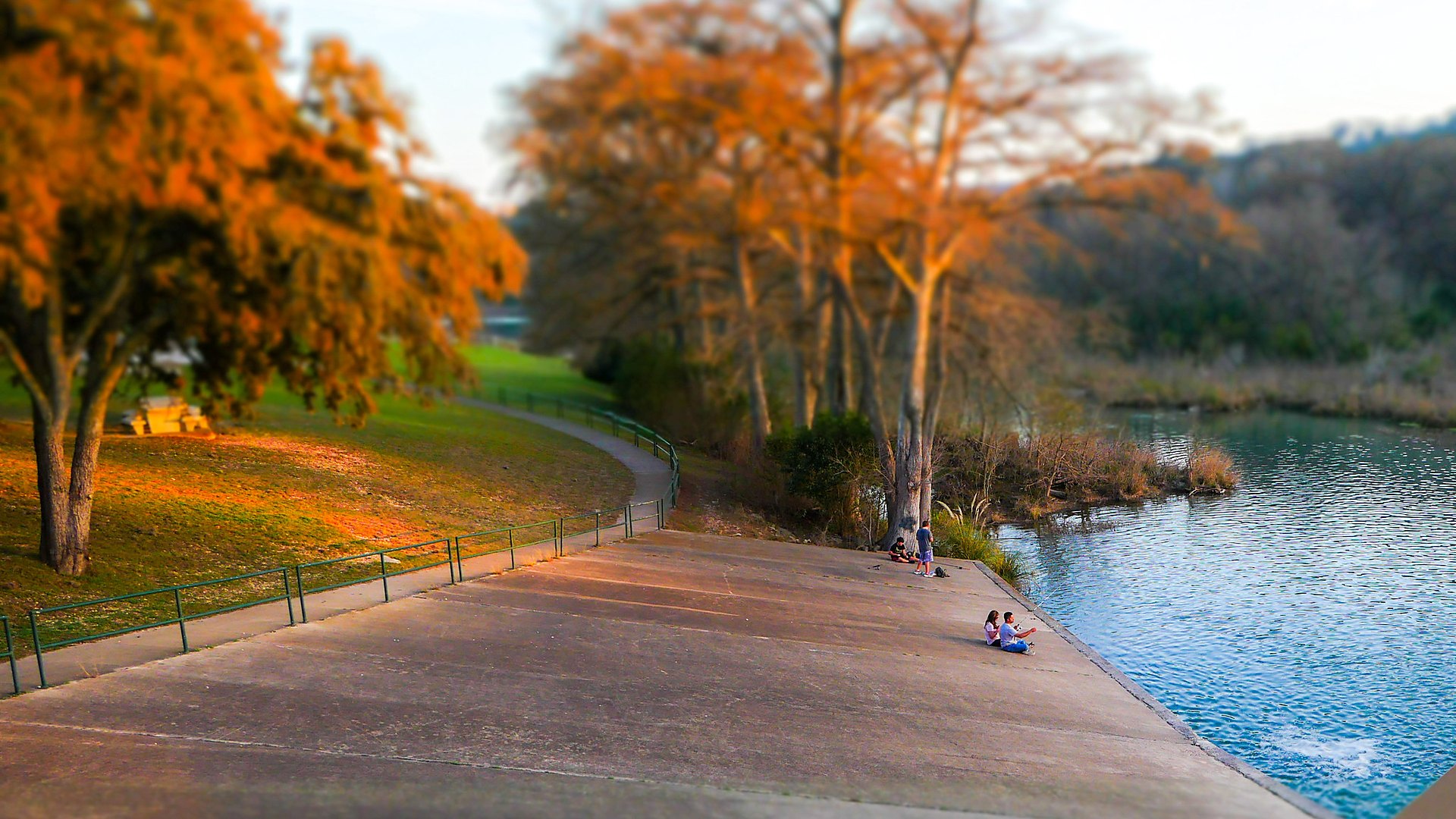 El río Guadalupe en Kerrville, Texas — cipreses de otoño a lo largo del río