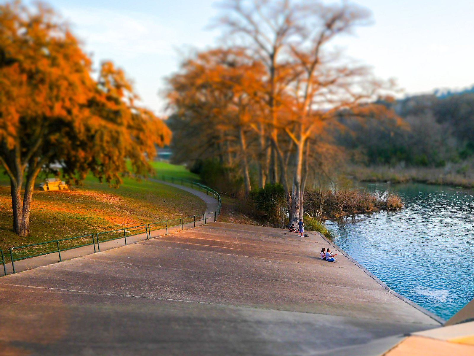 Kerrville celebrando al atardecer con luces colgantes